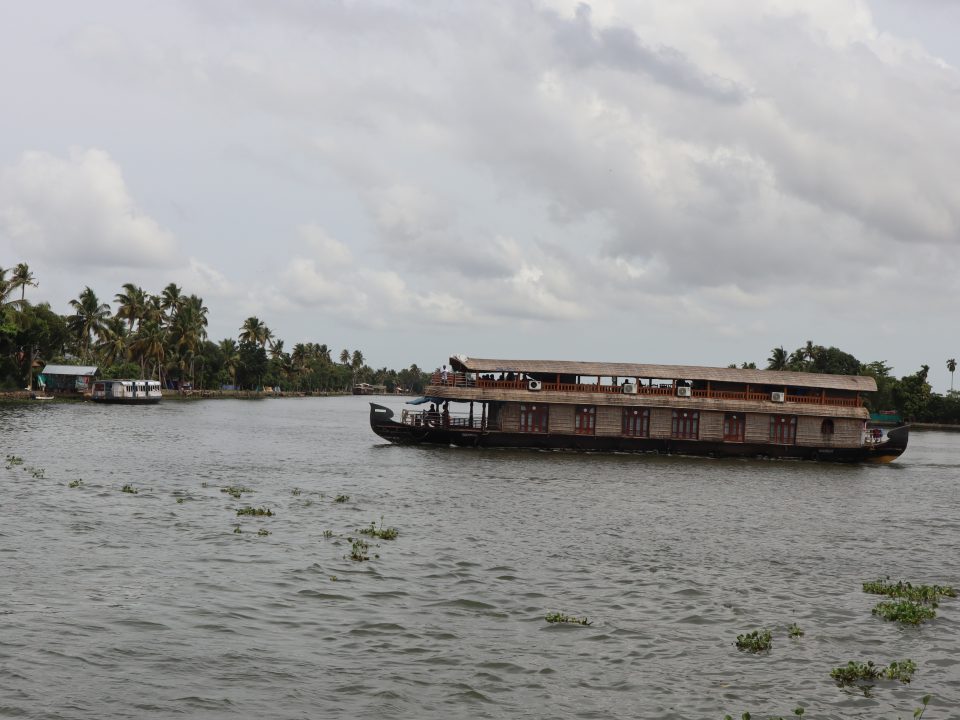 Houseboat-in-backwaters-of-alleppey